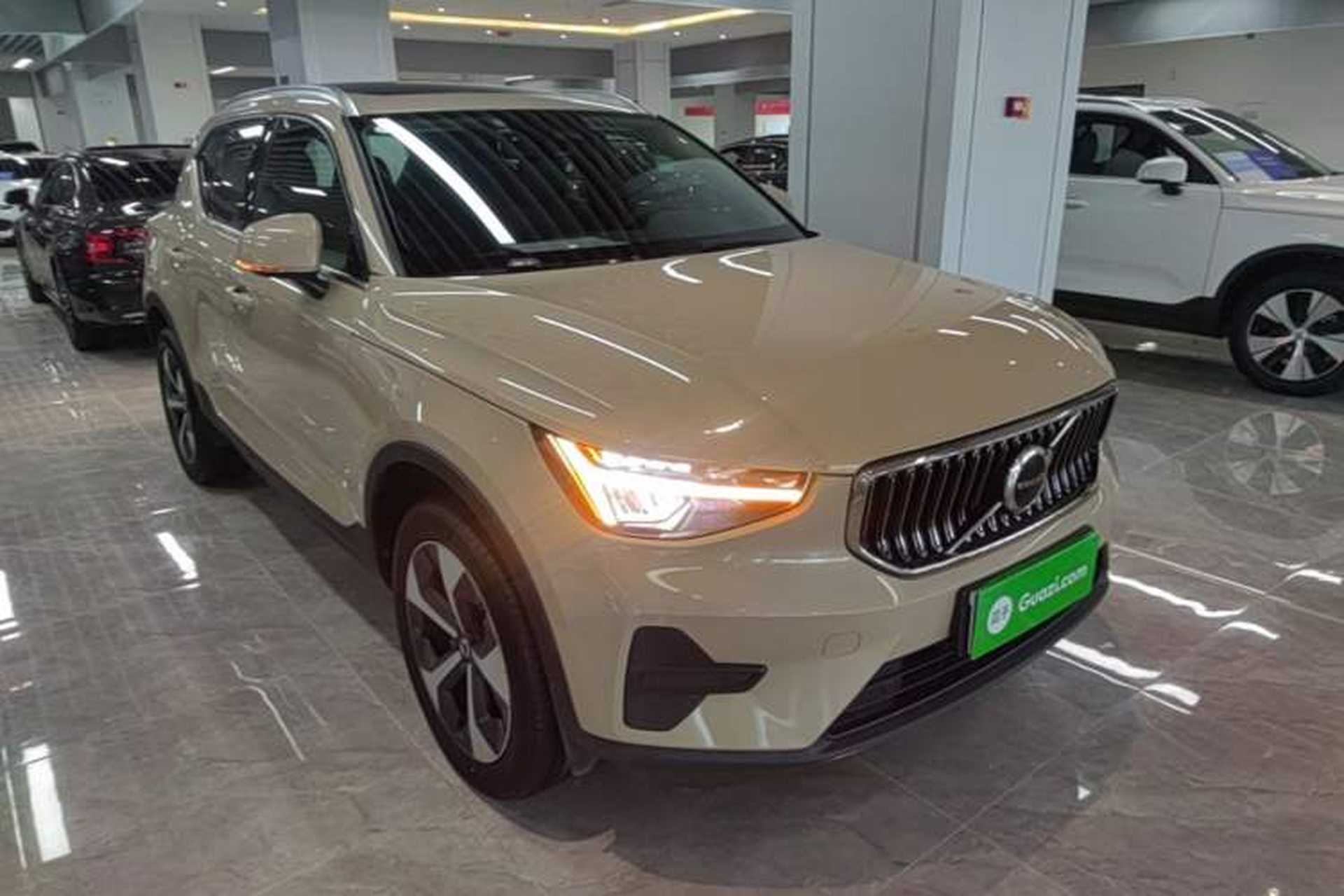 Used Volvo XC40 2024 B4 4x4 Smart Luxury Edition Front Right 45 Deg