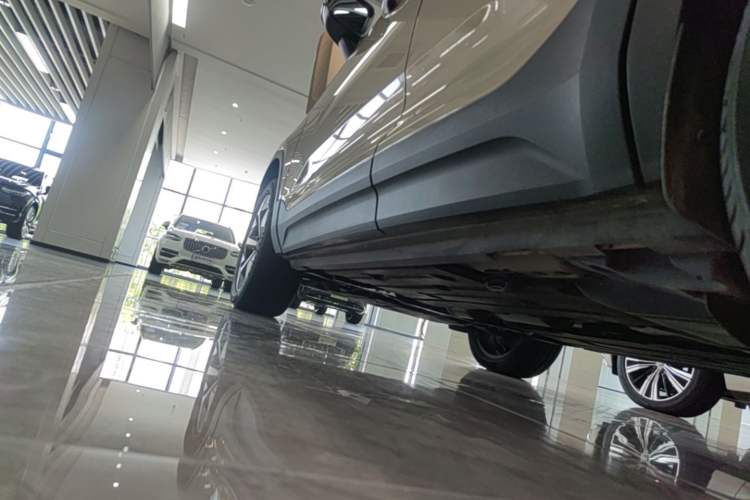 Used Volvo XC40 2024 B4 4x4 Smart Luxury Edition Left Side Sill