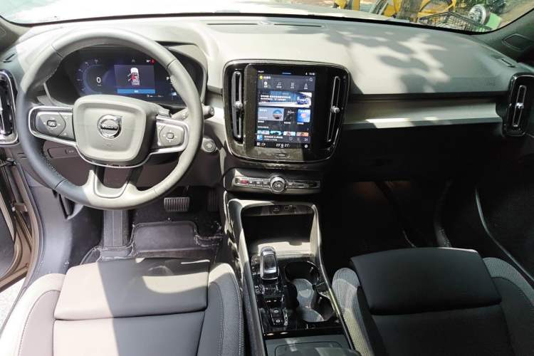 Used Volvo XC40 2024 B3 Zhiyuan Luxury Edition Center Console