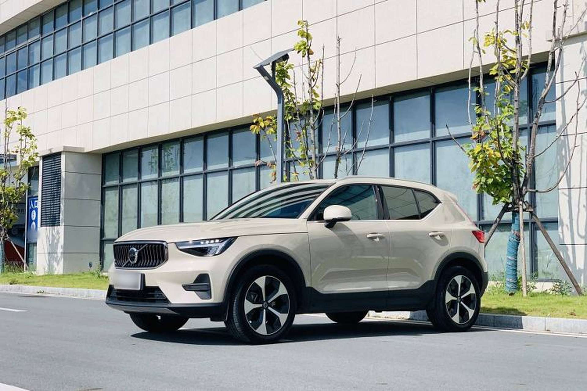 Used Volvo XC40 2024 B4 4x4 Smart Luxury Edition Exterior 3