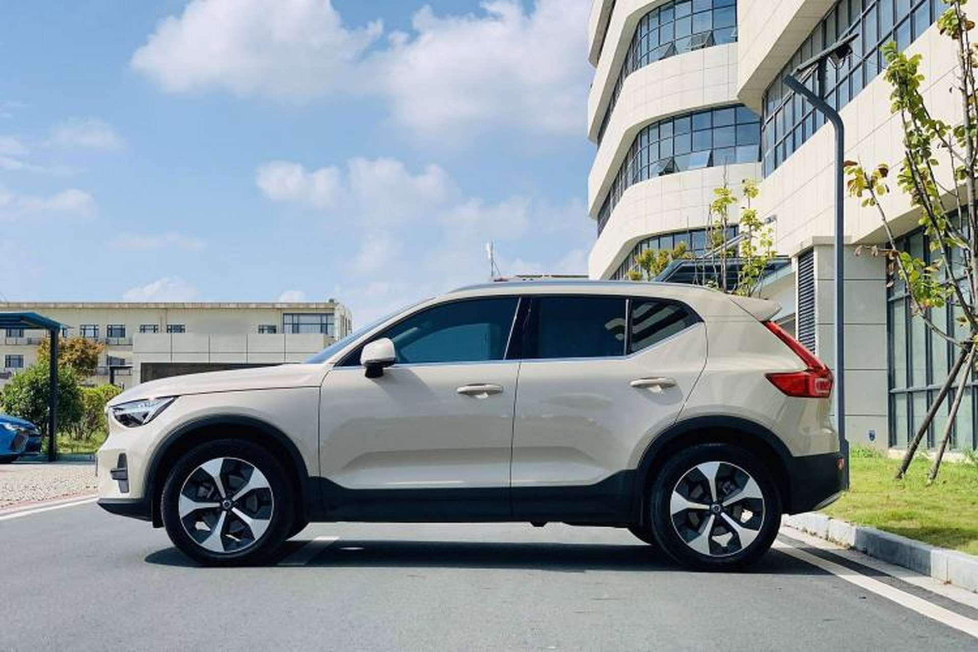 Used Volvo XC40 2024 B4 4x4 Smart Luxury Edition Exterior 4