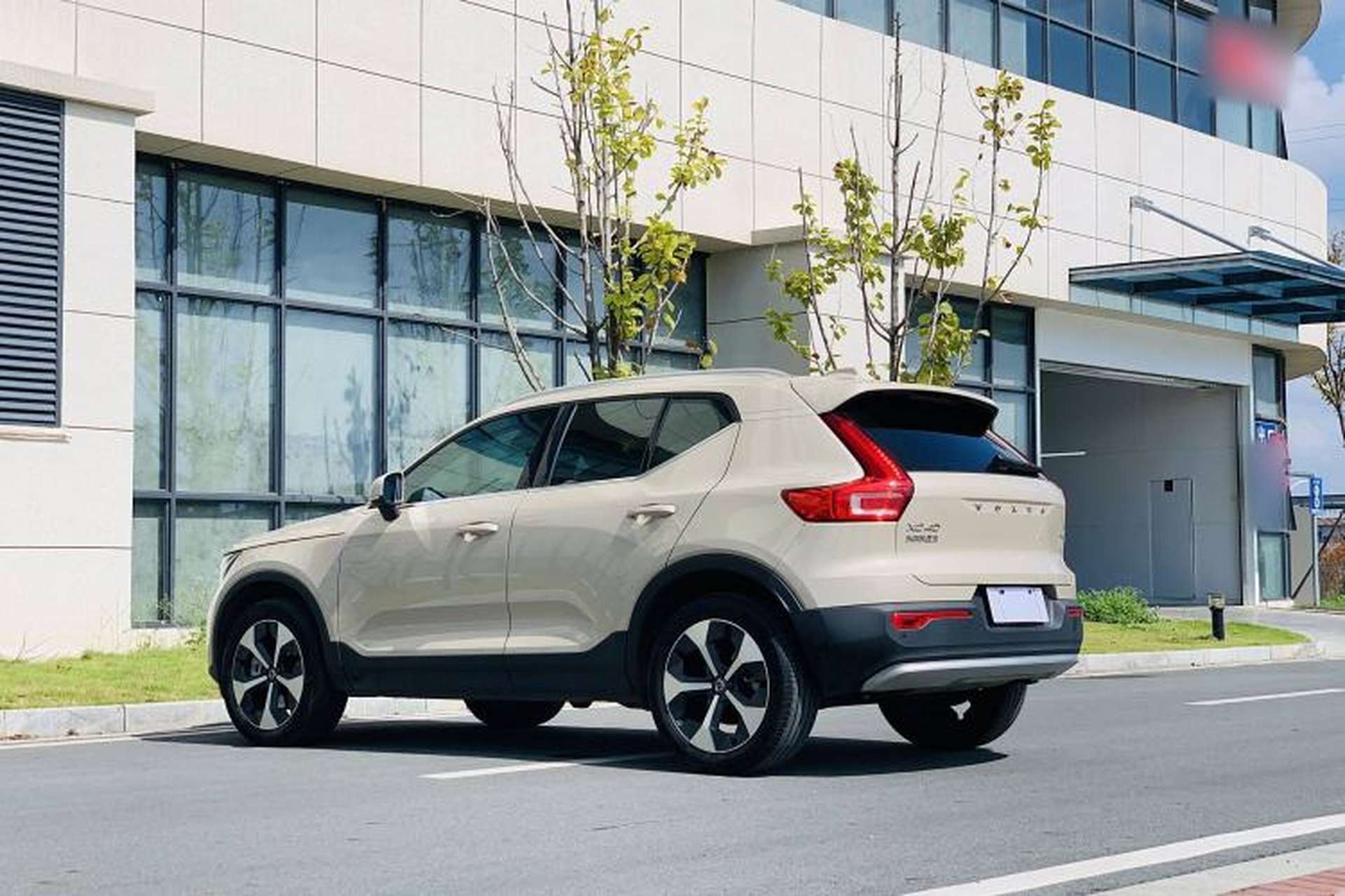 Used Volvo XC40 2024 B4 4x4 Smart Luxury Edition Exterior 5
