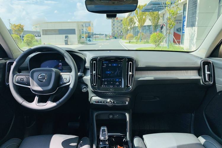 Used Volvo XC40 2024 B4 4x4 Smart Luxury Edition Interior 1