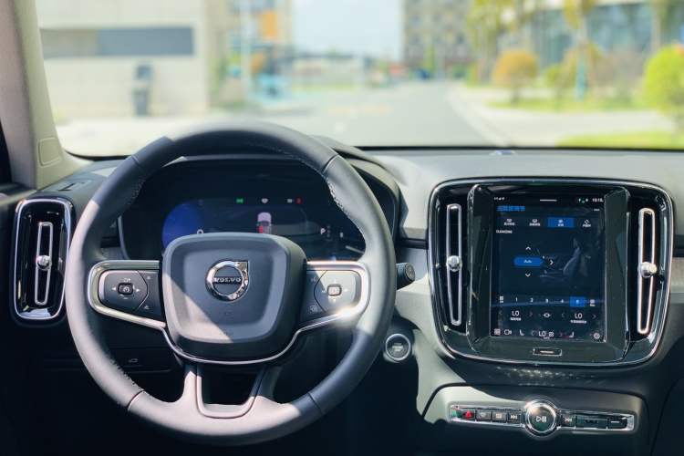 Used Volvo XC40 2024 B4 4x4 Smart Luxury Edition Interior 3