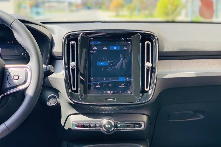 Used Volvo XC40 2024 B4 4x4 Smart Luxury Edition Interior 4
