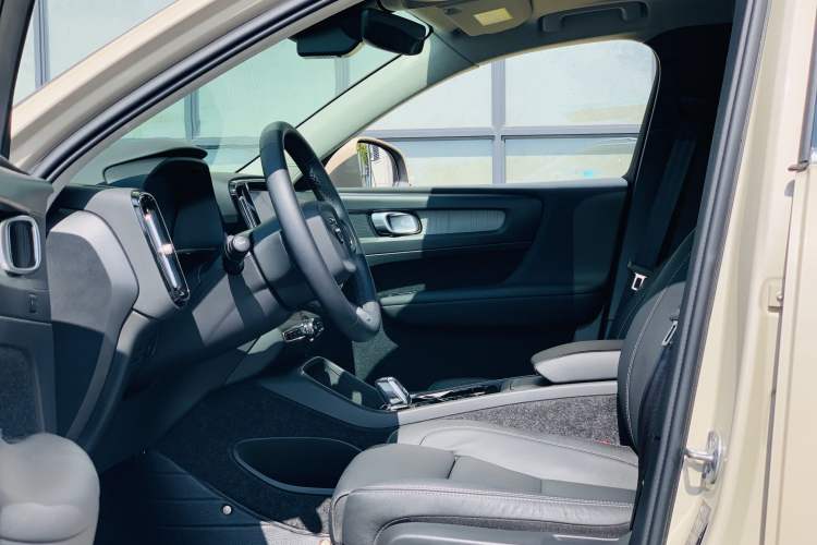 Used Volvo XC40 2024 B4 4x4 Smart Luxury Edition Interior 7