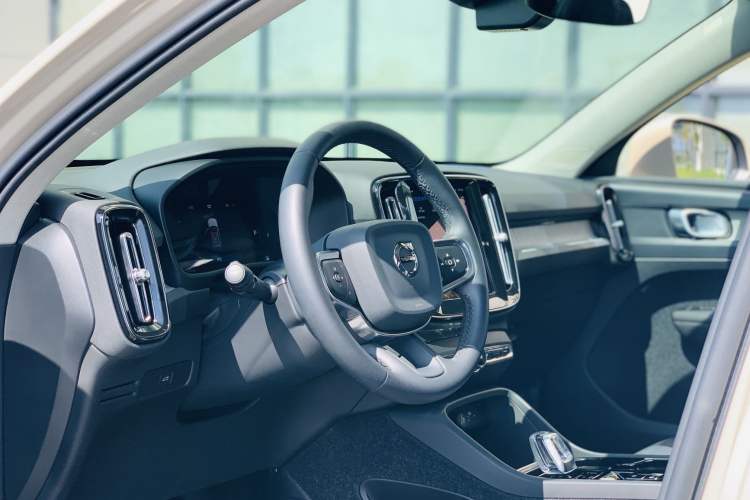 Used Volvo XC40 2024 B4 4x4 Smart Luxury Edition Interior 8