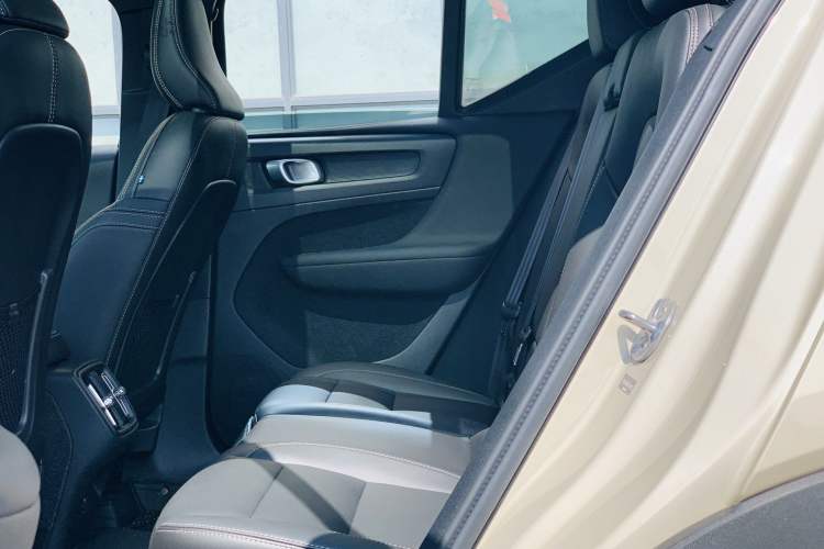 Used Volvo XC40 2024 B4 4x4 Smart Luxury Edition Interior 9