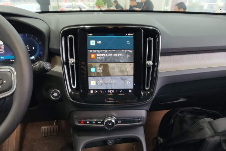 Used Volvo XC40 2024 B4 4x4 Smart Luxury Edition Audio And AC Panel