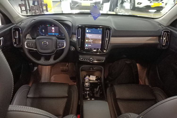 Used Volvo XC40 2024 B4 4x4 Smart Luxury Edition Center Console