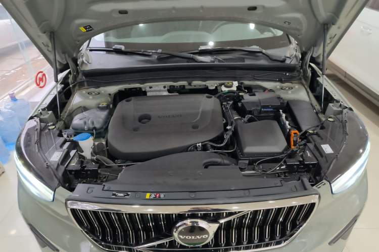 Used Volvo XC40 2024 B4 4x4 Smart Luxury Edition Engine Bay