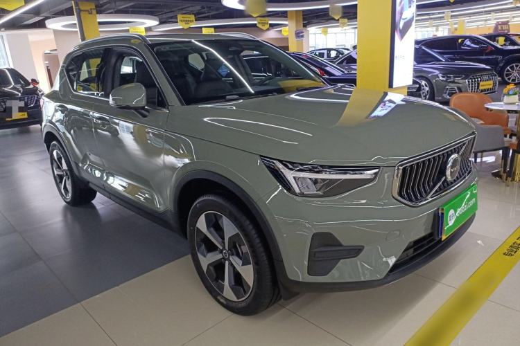 Used Volvo XC40 2024 B4 4x4 Smart Luxury Edition Front Right 45 Deg
