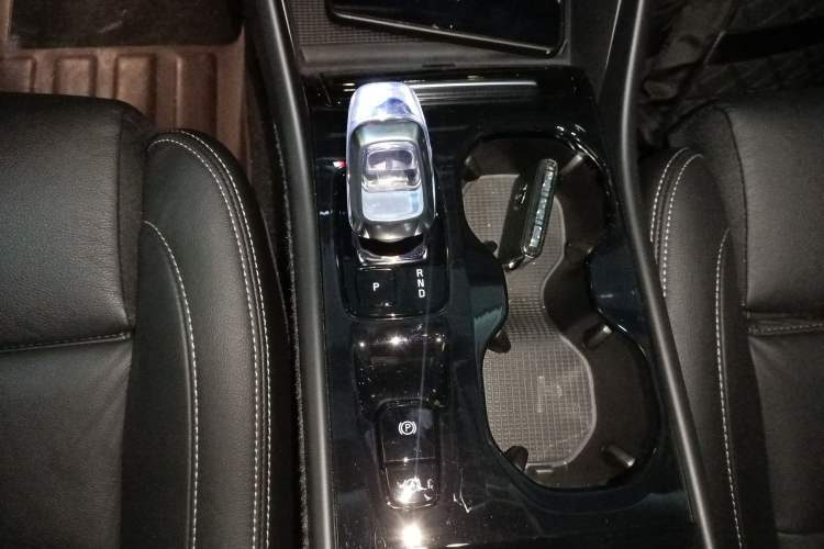 Used Volvo XC40 2024 B4 4x4 Smart Luxury Edition Gear Lever