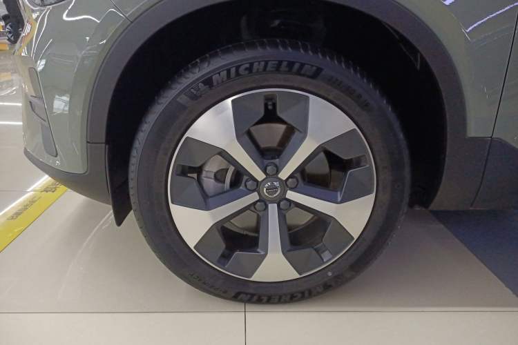 Used Volvo XC40 2024 B4 4x4 Smart Luxury Edition Left Front Wheel Hub