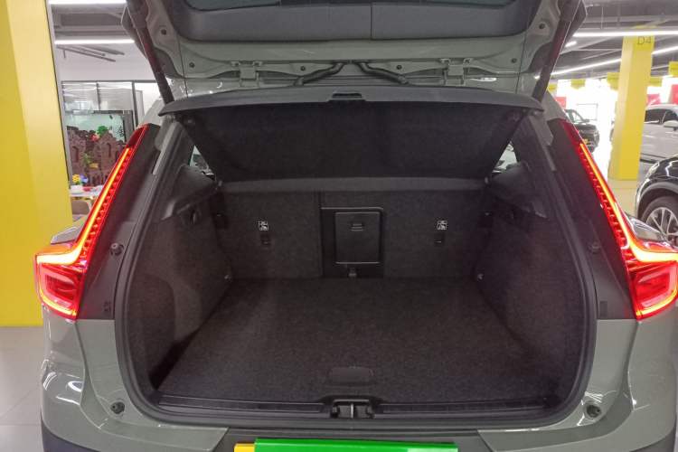 Used Volvo XC40 2024 B4 4x4 Smart Luxury Edition Trunk
