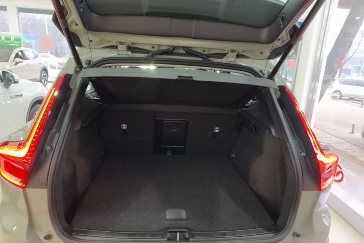Used Volvo XC40 2024 B4 4x4 Smart Luxury Edition Trunk