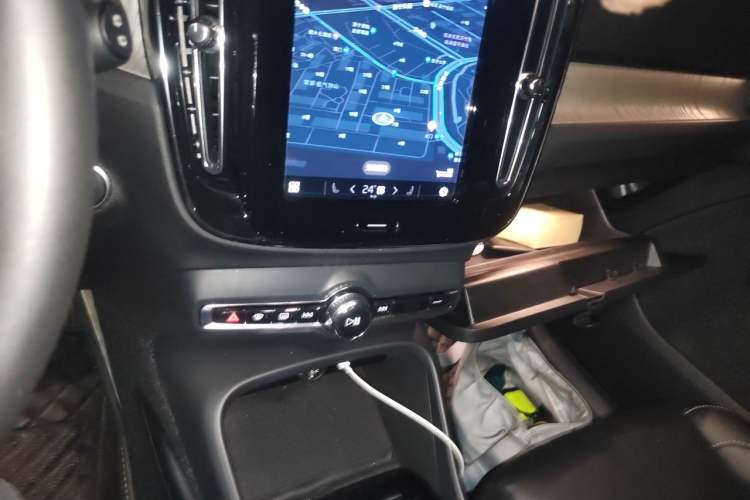 Used Volvo XC40 2024 B4 4x4 Smart Luxury Edition Audio And AC Panel