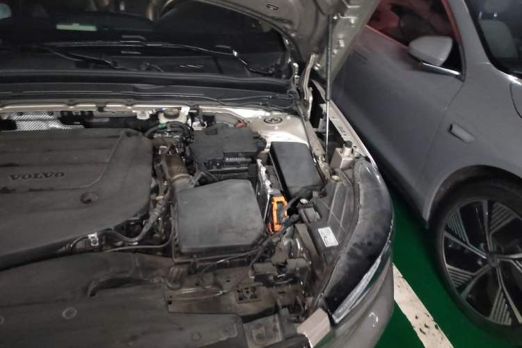Used Volvo XC40 2024 B4 4x4 Smart Luxury Edition Engine Bay Left