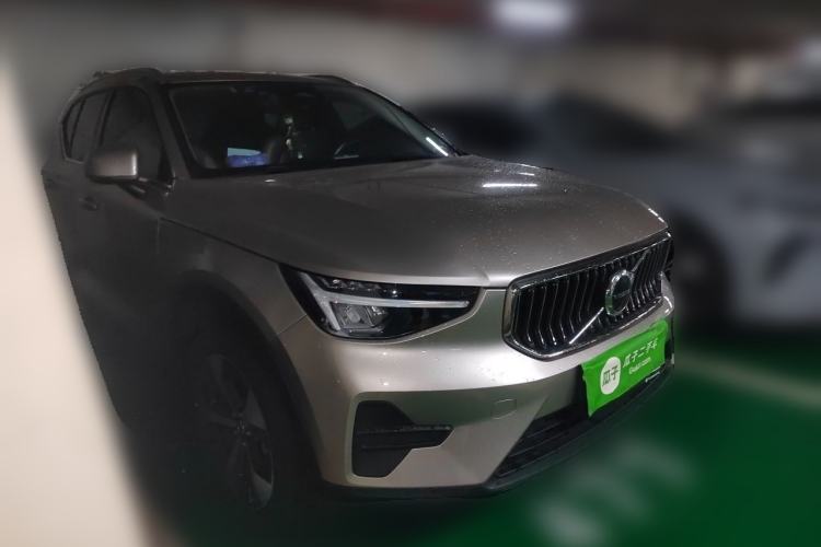 Used Volvo XC40 2024 B4 4x4 Smart Luxury Edition Front Right 45 Deg