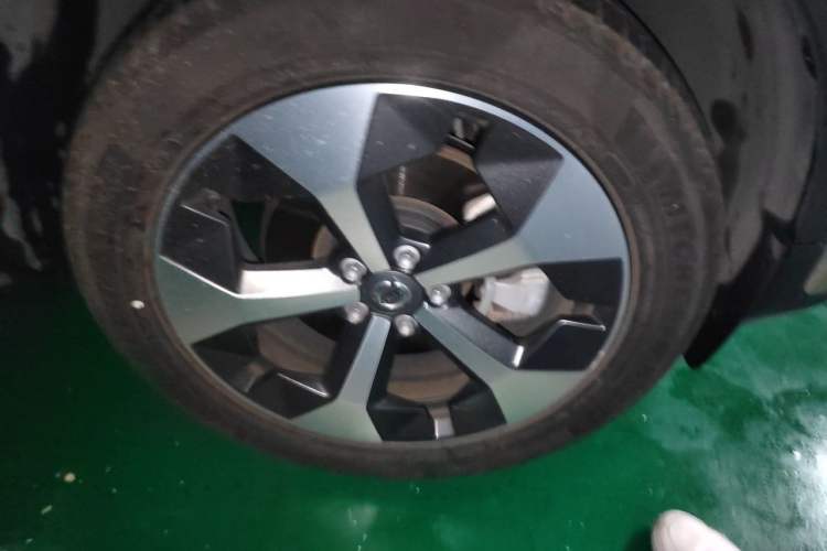 Used Volvo XC40 2024 B4 4x4 Smart Luxury Edition Right Front Wheel Hub