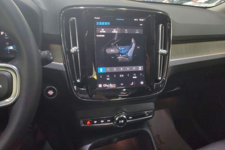 Used Volvo XC40 2024 B4 4x4 Smart Luxury Edition Audio And AC Panel