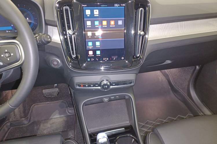 Used Volvo XC40 2024 B4 4x4 Smart Luxury Edition Audio And AC Panel