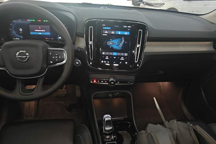 Used Volvo XC40 2024 B4 4x4 Smart Luxury Edition Audio And AC Panel