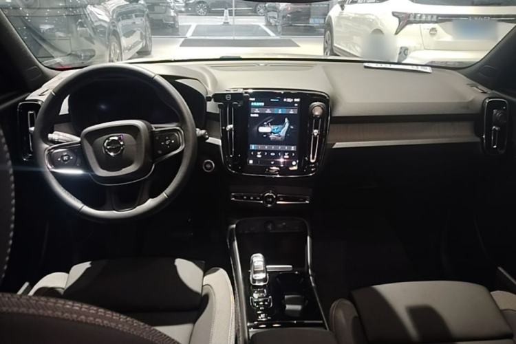 Used Volvo XC40 2024 B3 Zhiyuan Luxury Edition Center Console
