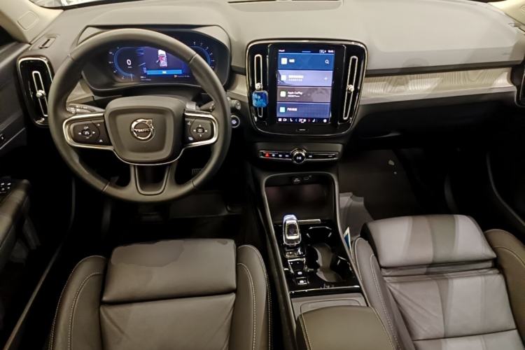 Used Volvo XC40 2024 B4 4x4 Smart Luxury Edition Center Console