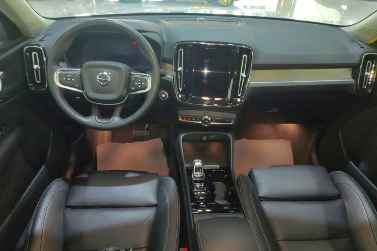 Used Volvo XC40 2024 B4 4x4 Smart Luxury Edition Center Console