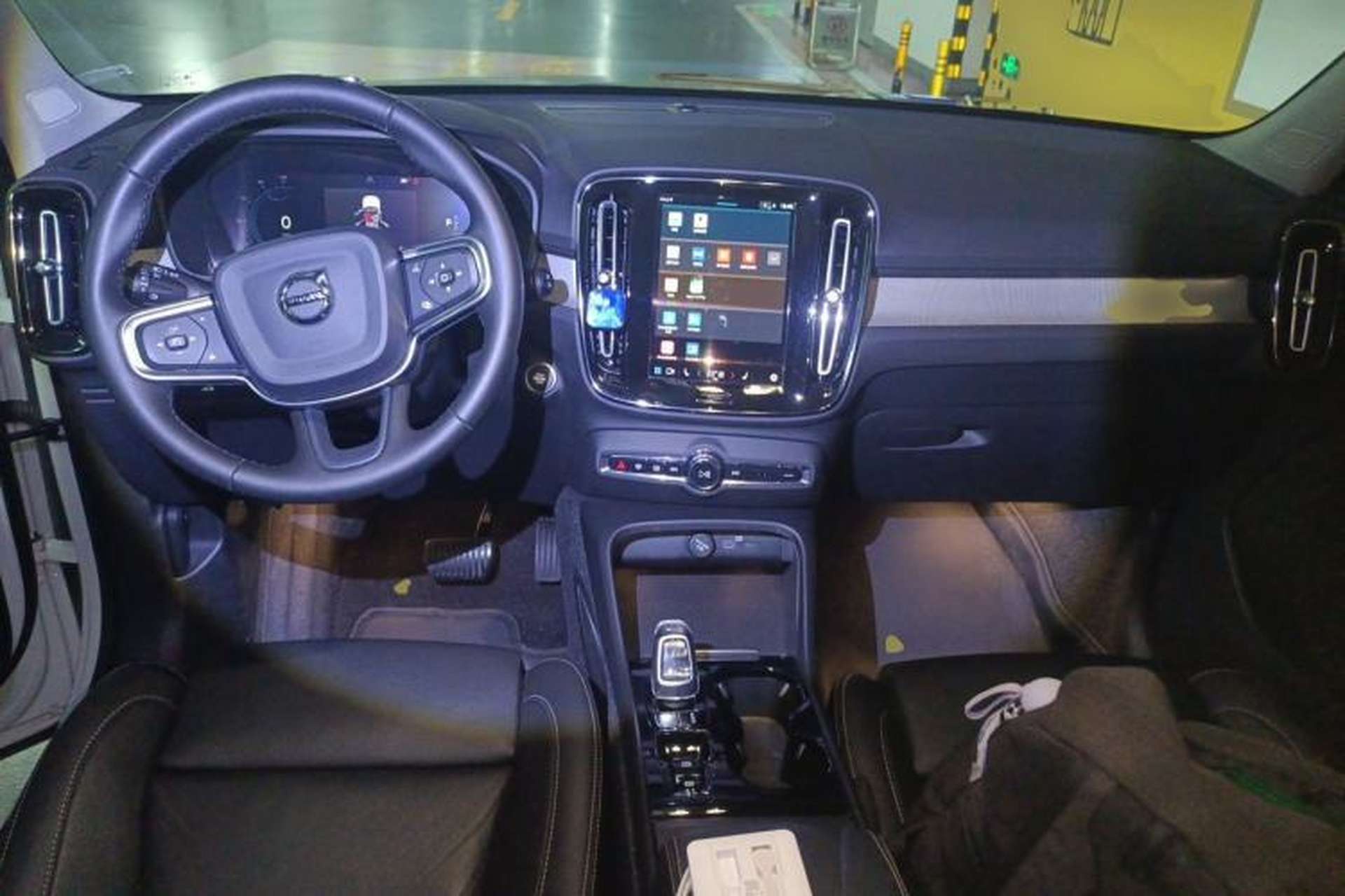 Used Volvo XC40 2024 B4 4x4 Smart Luxury Edition Center Console