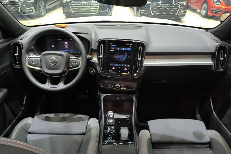 Used Volvo XC40 2024 B3 Zhiyuan Luxury Edition Center Console