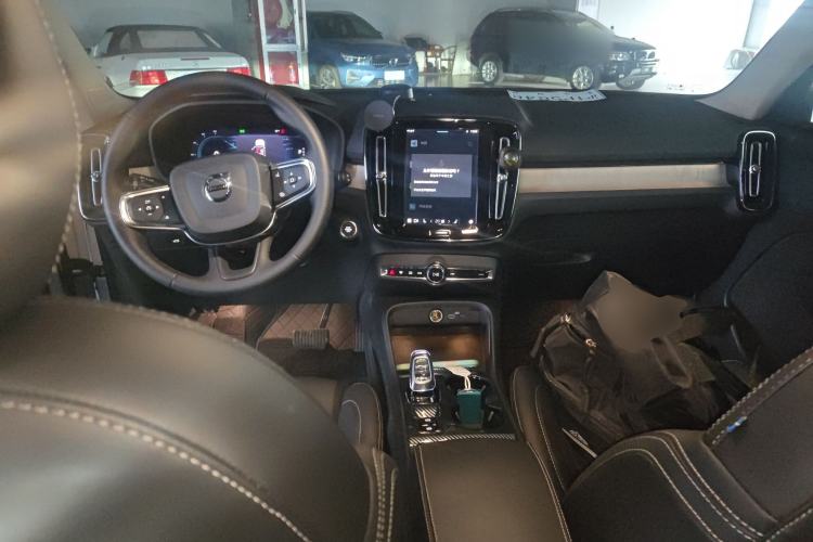 Used Volvo XC40 2024 B4 4x4 Smart Luxury Edition Center Console