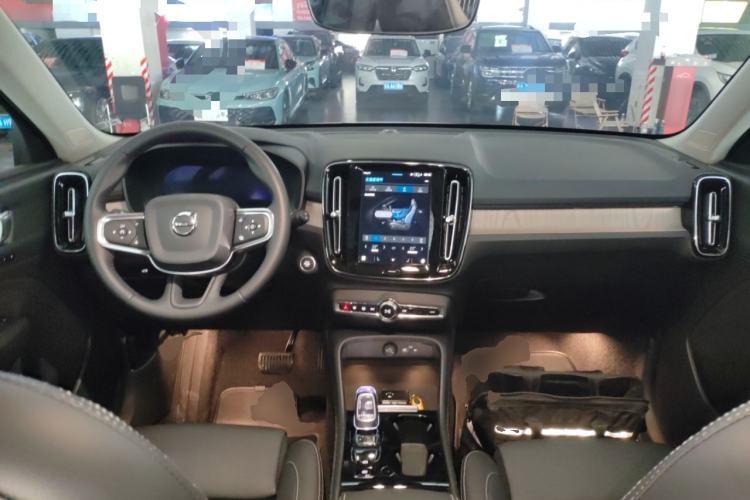 Used Volvo XC40 2024 B4 4x4 Smart Luxury Edition Center Console