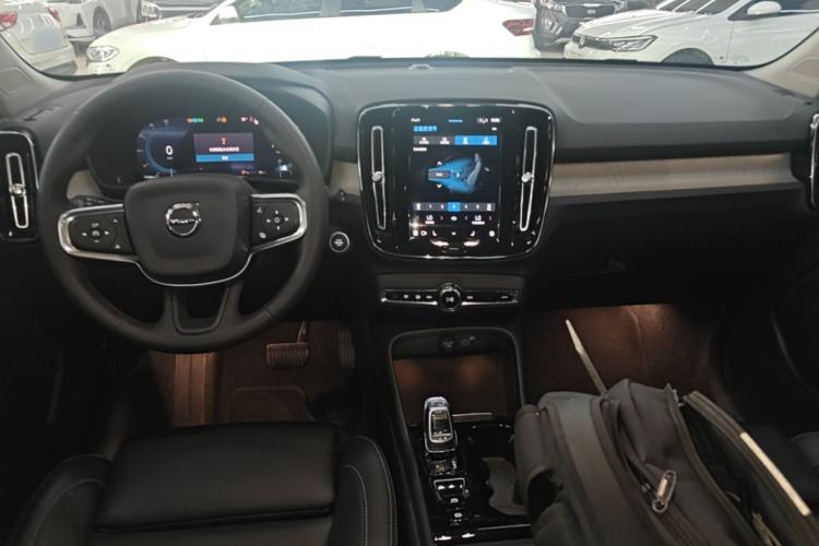 Used Volvo XC40 2024 B4 4x4 Smart Luxury Edition Center Console
