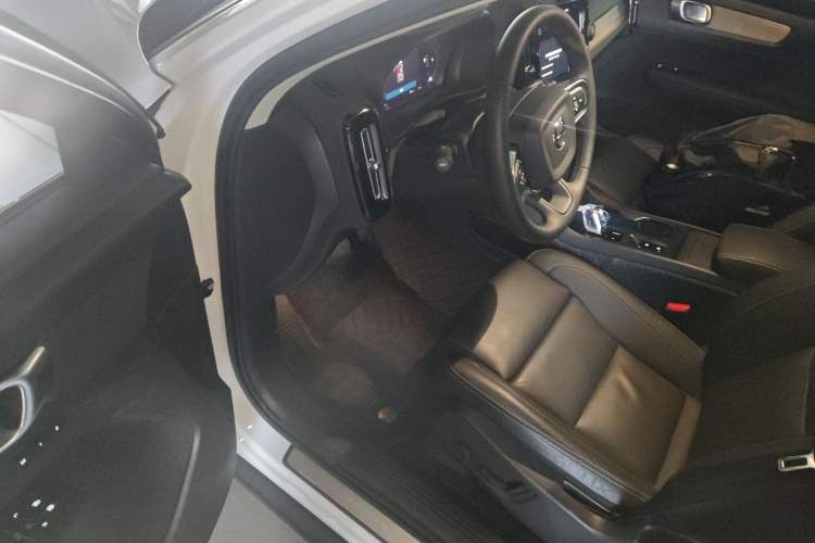 Used Volvo XC40 2024 B4 4x4 Smart Luxury Edition Driver Seat