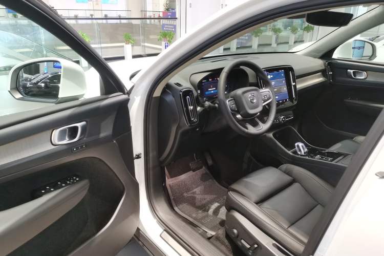 Used Volvo XC40 2024 B4 4x4 Smart Luxury Edition Driver Seat