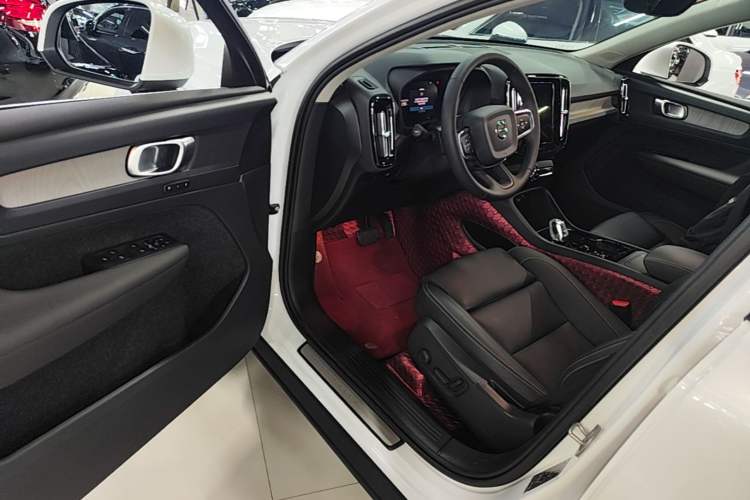 Used Volvo XC40 2024 B4 4x4 Smart Luxury Edition Driver Seat