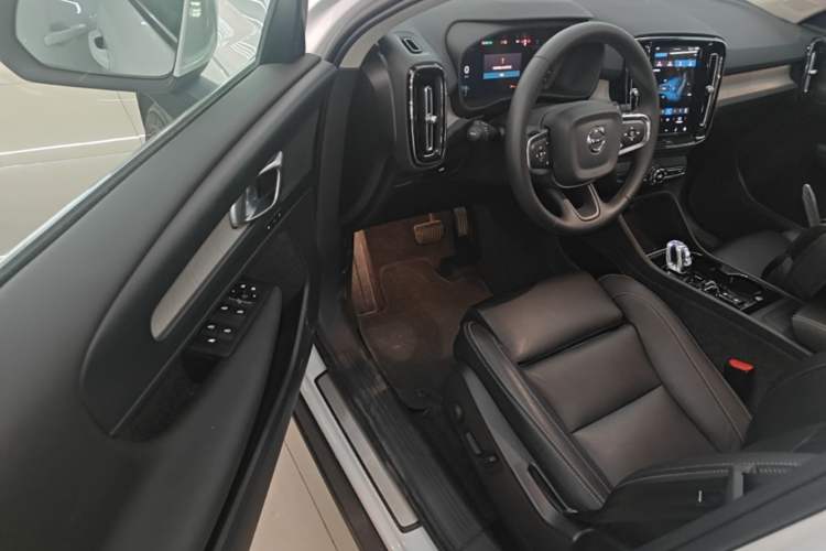 Used Volvo XC40 2024 B4 4x4 Smart Luxury Edition Driver Seat