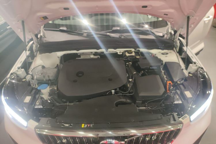 Used Volvo XC40 2024 B4 4x4 Smart Luxury Edition Engine Bay