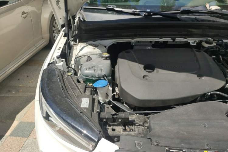 Used Volvo XC40 2024 B4 4x4 Smart Luxury Edition Engine Bay Right