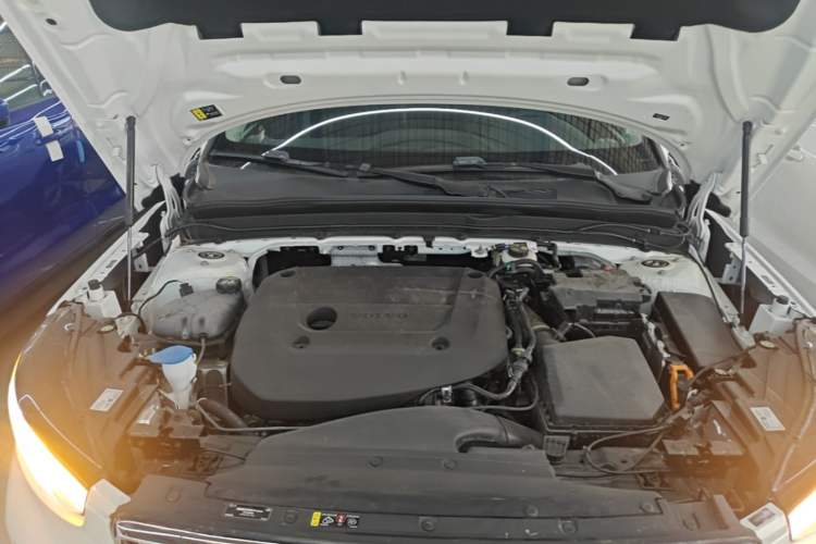 Used Volvo XC40 2024 B4 4x4 Smart Luxury Edition Engine Bay