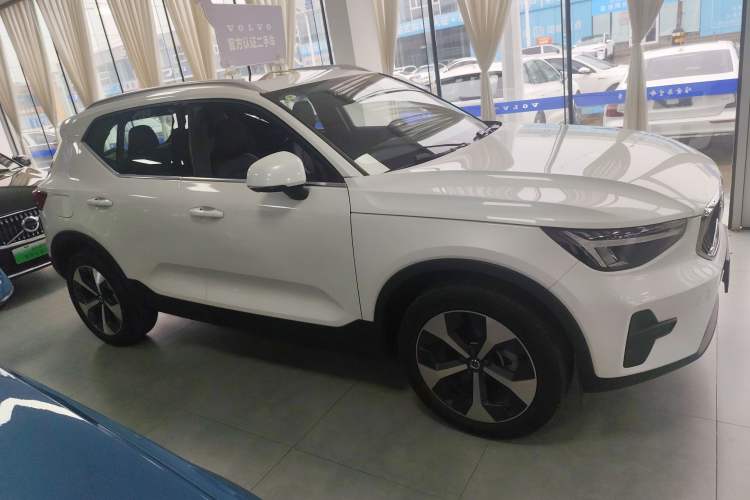 Used Volvo XC40 2024 B4 4x4 Smart Luxury Edition Exterior 2
