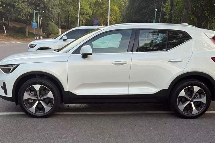 Used Volvo XC40 2024 B4 4x4 Smart Luxury Edition Exterior 2