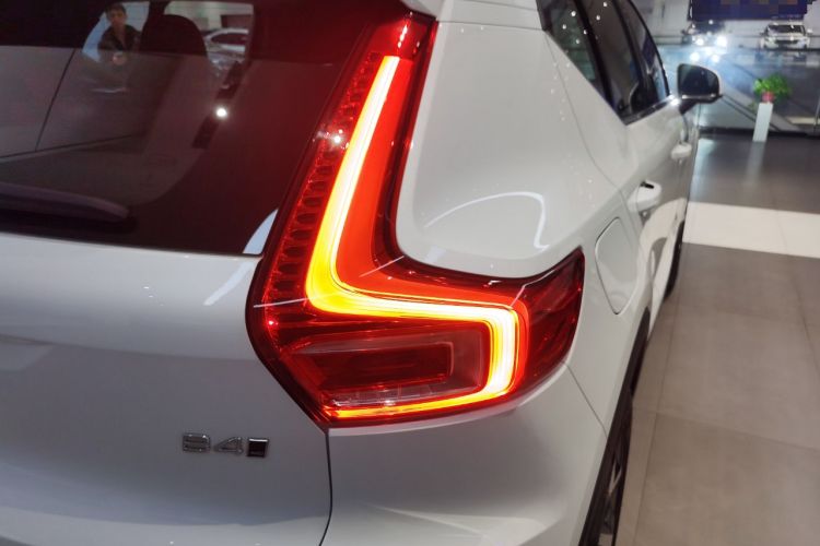 Used Volvo XC40 2024 B4 4x4 Smart Luxury Edition Exterior 3