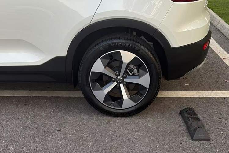 Used Volvo XC40 2024 B4 4x4 Smart Luxury Edition Exterior 4