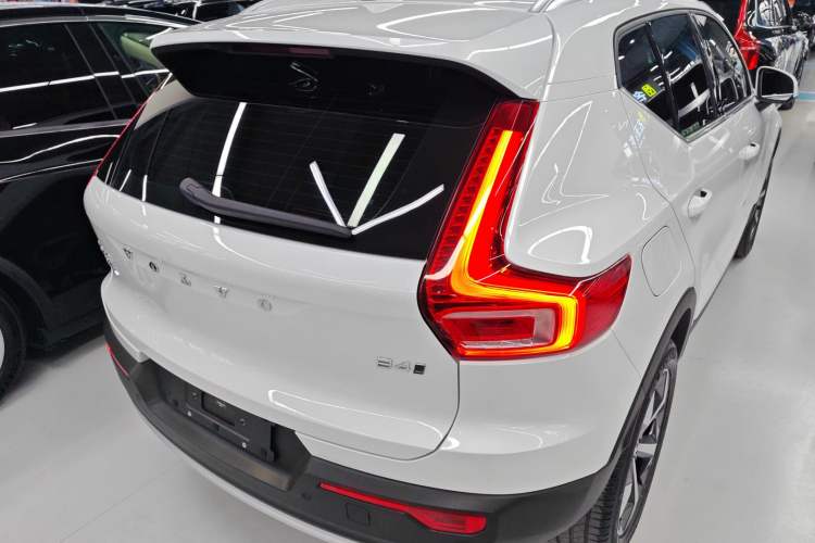 Used Volvo XC40 2024 B4 4x4 Smart Luxury Edition Exterior 5