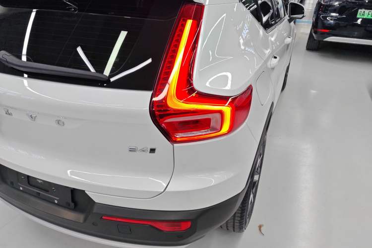 Used Volvo XC40 2024 B4 4x4 Smart Luxury Edition Exterior 6