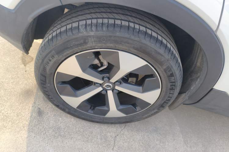 Used Volvo XC40 2024 B4 4x4 Smart Luxury Edition Exterior 8
