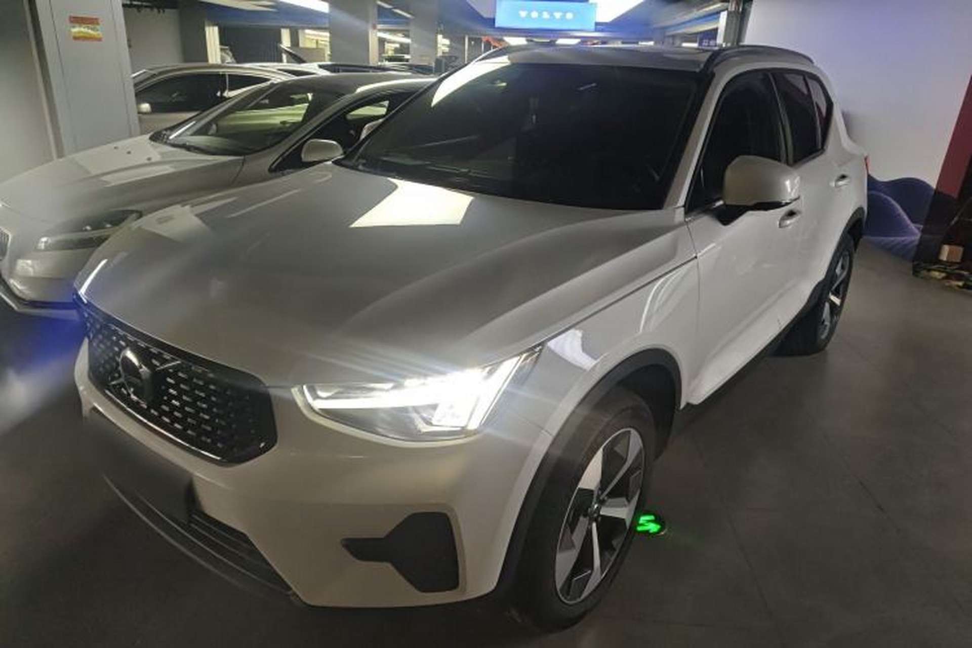 Used Volvo XC40 2024 B4 4x4 Smart Luxury Edition Front Left 45 Deg